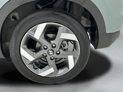 Used 2025 Hyundai Venue Limited FWD image 8