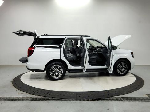 Used 2025 Ford Expedition Active AWD/4WD image 17