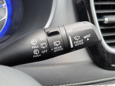 Used 2025 Chrysler Pacifica Limited FWD image 19