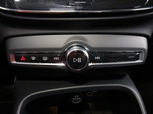 Certified 2025 Volvo XC40 B5 Core AWD/4WD image 18
