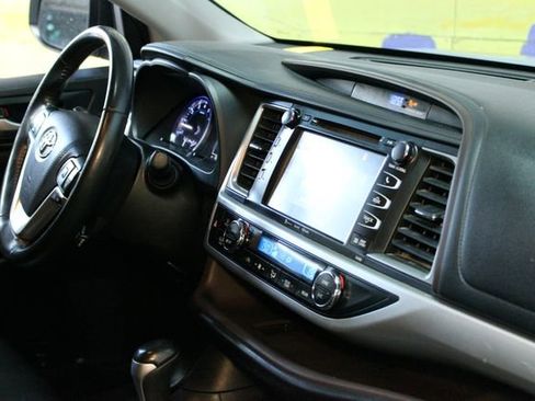 Used 2019 Toyota Highlander XLE AWD/4WD image 10