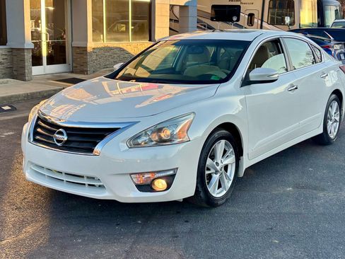 Used 2015 Nissan Altima 2.5 SV w/ Convenience Package image 2