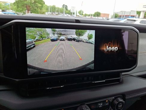 Used 2025 Jeep Wrangler Unlimited Sahara AWD/4WD image 17
