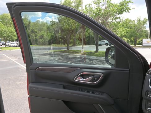 Used 2023 Chevrolet Tahoe Z71 w/ Luxury Package AWD/4WD image 28