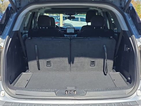 Used 2022 Ford Explorer XLT w/ Equipment Group 202A image 8