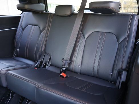 Used 2024 Ford Expedition Platinum image 27