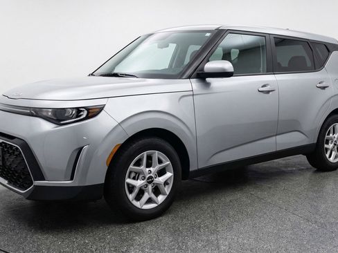 Used 2025 Kia Soul LX w/ LX Technology Package FWD image 3
