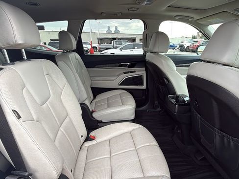 Used 2024 Kia Telluride EX w/ EX Captain's Chair Package FWD image 30