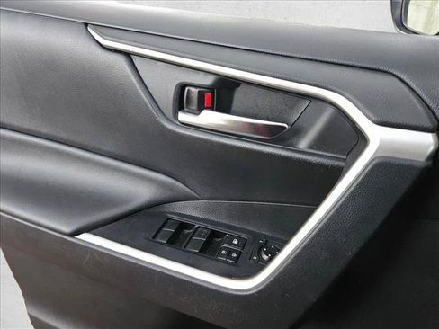 Used 2020 Toyota RAV4 XLE FWD image 7