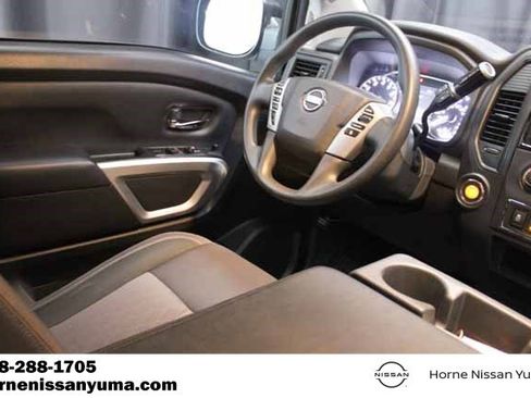 Used 2022 Nissan Titan SV image 10