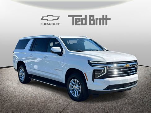 Used 2026 Chevrolet Suburban LT w/ Comfort Package AWD/4WD image 3