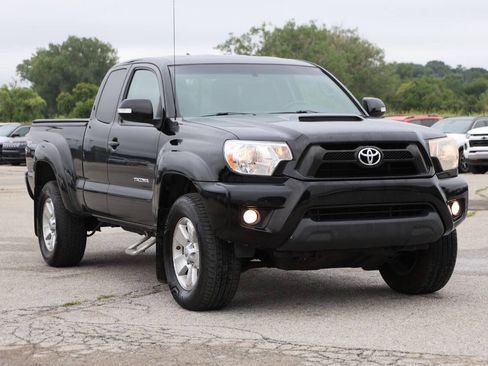 Used 2015 Toyota Tacoma 4x4 Access Cab V6 w/ TRD Sport Package image 4