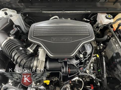 Used 2023 GMC Acadia SLE image 23