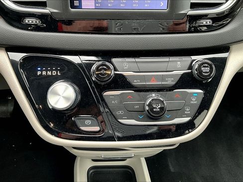 Used 2024 Chrysler Voyager LX image 16