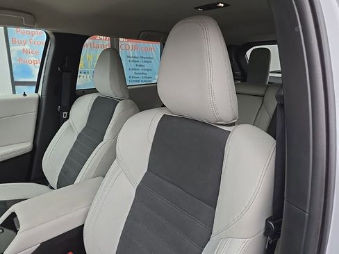 Used 2025 Mitsubishi Outlander SE image 31