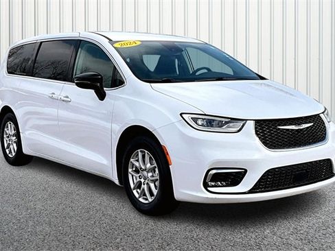 Used 2024 Chrysler Pacifica Touring-L image 1