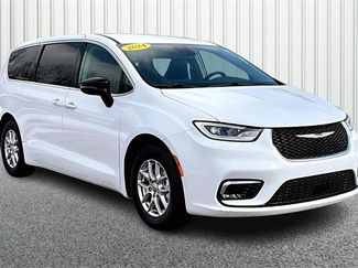 Used 2024 Chrysler Pacifica Touring-L video 1