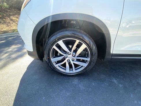 Used 2018 Honda Pilot Touring image 8