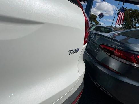 Used 2020 Volvo XC40 T4 R-Design image 9