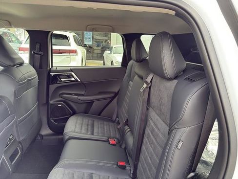 New 2026 Mitsubishi Outlander SE image 14