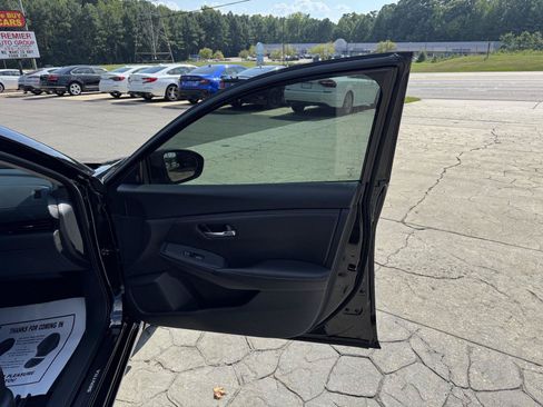 Used 2025 Nissan Sentra SV FWD image 17