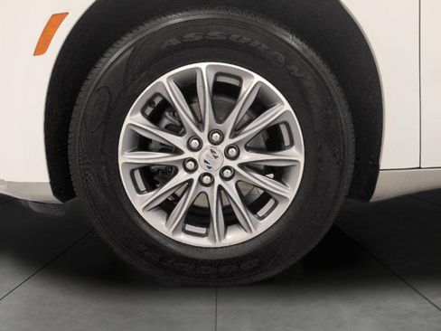 Used 2023 Buick Enclave Essence AWD/4WD image 3