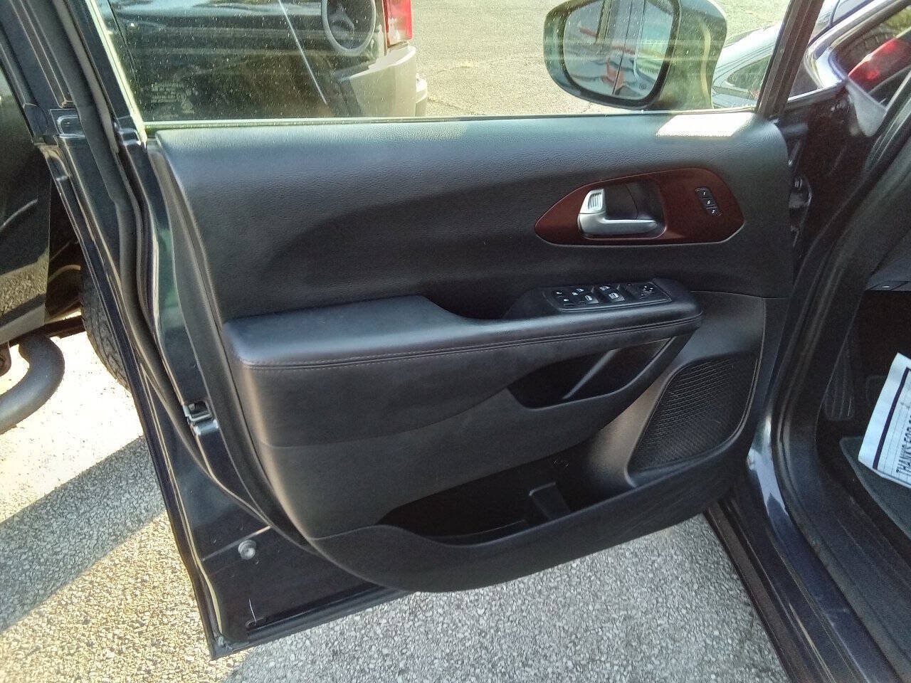 Used 2020 Chrysler Pacifica Touring-L FWD image 14