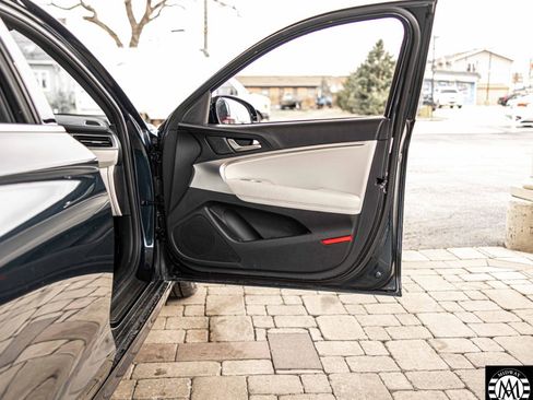 Used 2025 Genesis G70 2.5T image 25