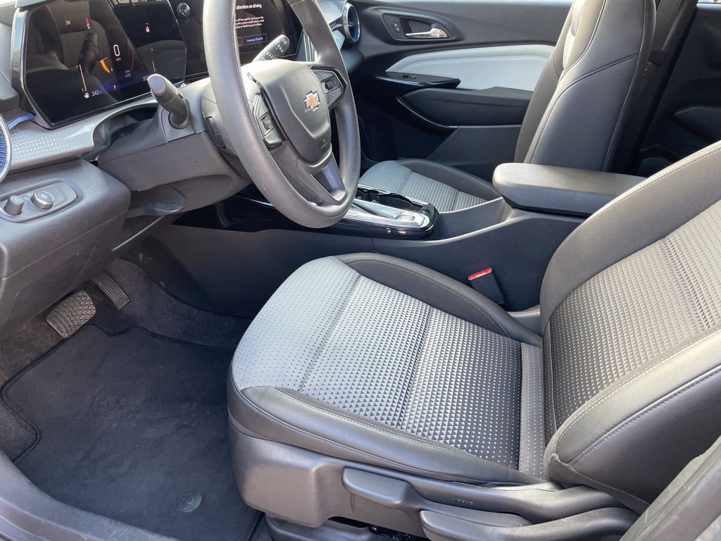 Used 2025 Chevrolet Trax LT FWD image 9