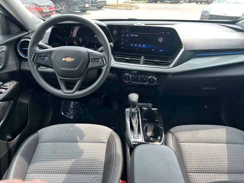 Used 2025 Chevrolet Trax LT FWD image 16