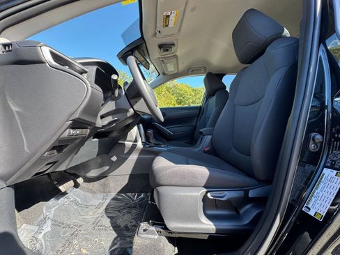 Used 2025 Toyota Corolla Cross LE image 22