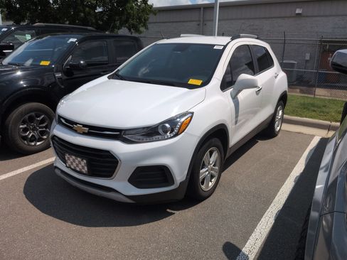 Used 2018 Chevrolet Trax LT w/ LT Convenience Package FWD image 2