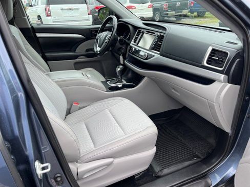 Used 2019 Toyota Highlander Plus AWD/4WD image 22