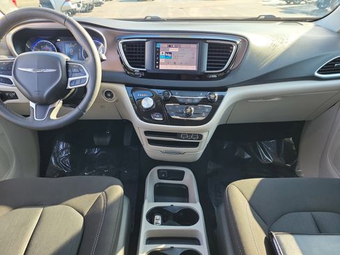 Used 2024 Chrysler Voyager LX image 9