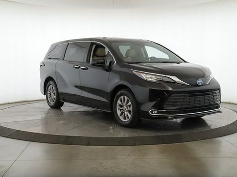 Used 2022 Toyota Sienna XLE image 2