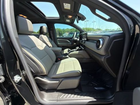 Used 2025 Chevrolet Colorado ZR2 w/ Midnight Edition AWD/4WD image 11