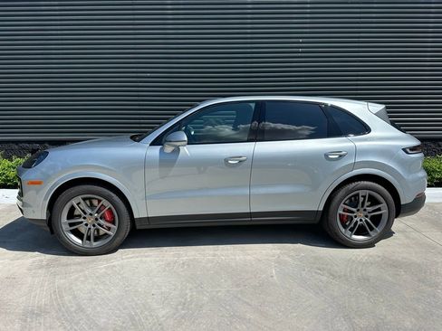 Used 2025 Porsche Cayenne S AWD/4WD image 2
