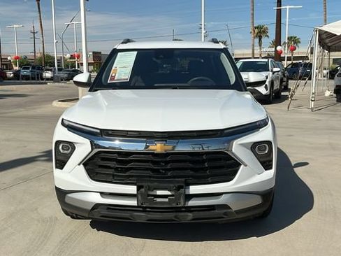 Used 2025 Chevrolet TrailBlazer LT FWD image 2