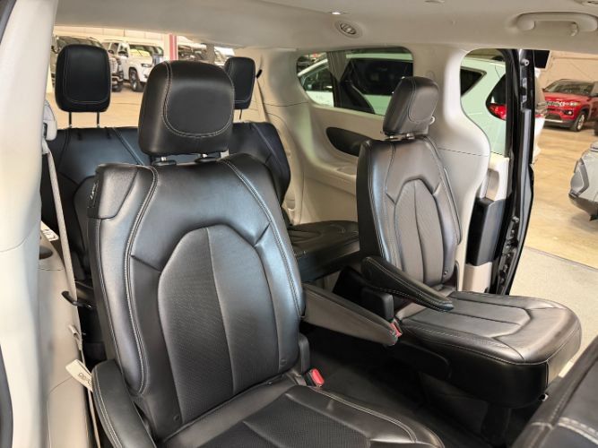 Used 2024 Chrysler Pacifica Touring-L FWD image 20