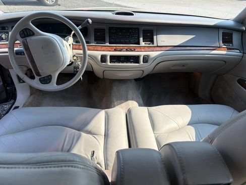 Used 1995 Lincoln Town Car Signature RWD image 30