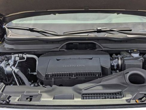 New 2025 Honda Pilot Touring image 8