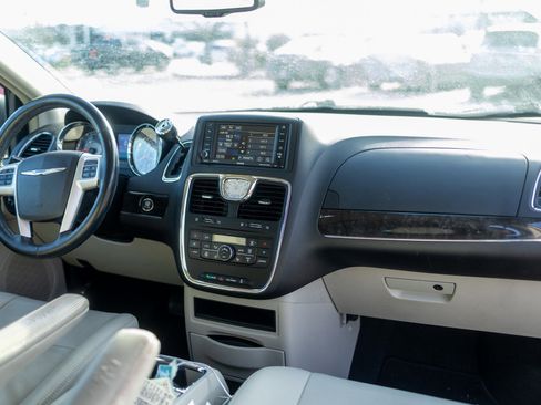 Used 2015 Chrysler Town & Country Touring w/ Driver Convenience Group image 38