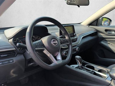 Used 2024 Nissan Altima 2.5 SV FWD image 9