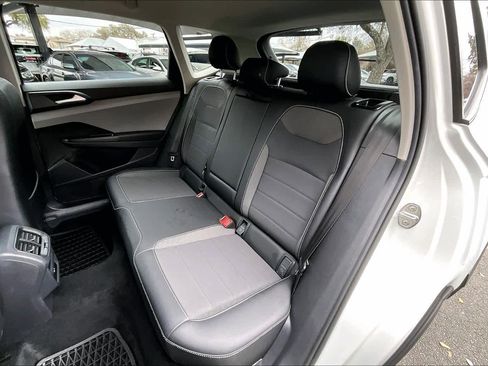 Certified 2022 Volkswagen Taos SE image 21