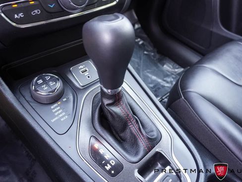 Used 2022 Jeep Cherokee Trailhawk w/ Comfort/Convenience Group AWD/4WD image 36