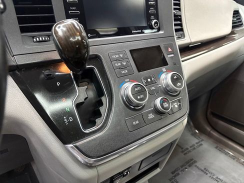 Used 2019 Toyota Sienna XLE w/ XLE Navigation Package FWD image 20