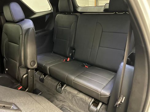 Used 2023 Chevrolet Traverse LT FWD image 24