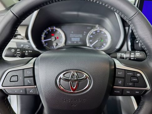 Used 2024 Toyota Highlander XLE image 16