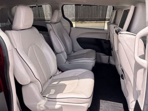 Used 2020 Chrysler Pacifica Limited w/ Advanced Safetytec Group FWD image 21
