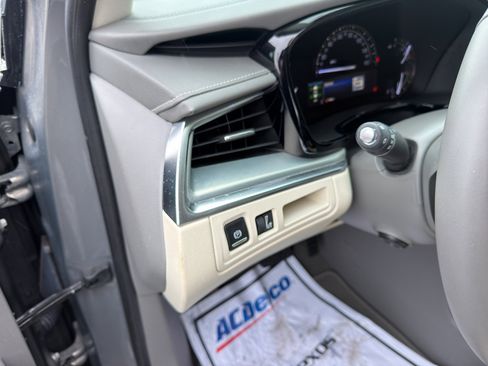 Used 2018 Cadillac XT5 Luxury w/ Driver Awareness Package image 18